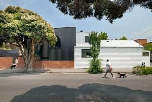 3 sides to this little black and white house: Cathi Colla Architects